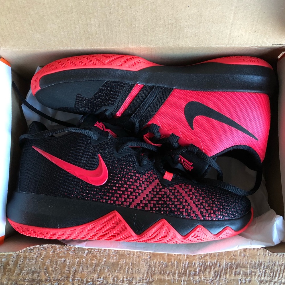 NIKE Kyrie Flytrap 4.5y Black Red Orbit Orig.$70